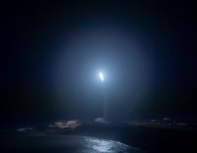 中程弹道导弹目标:一种先进的中程弹道导弹目标，从太平洋导弹靶场发射, Kauai, Hawaii, 作为美国的一部分.S. 导弹防御局的飞行测试宙斯盾武器系统-32 (FTM-32), held on March 28, 2024年与美国合作举办.S. Navy. (图片/发布)