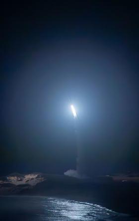 MRBM TARGET: An advanced medium range ballistic missile target is launched from the Pacific Missile Range Facility, Kauai, Hawaii, as part of the U.S. Missile Defense Agency’s Flight Test Aegis Weapon System-32 (FTM-32), held on March 28, 2024年与美国合作举办.S. Navy. (图片/发布)